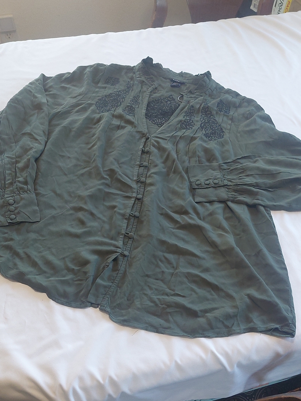 Torrid Olive Green Embroidered Button-Up Blouse.Size 00